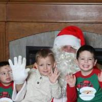 圣诞老人和5个男孩挥手